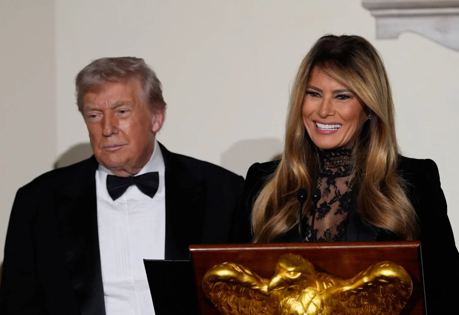 السيدة الأولى ميلانيا تتحدث إلى الضيوف إلى جانب زوجها دونالد ترمب خلال حفل الكونغرس (أ.ب)