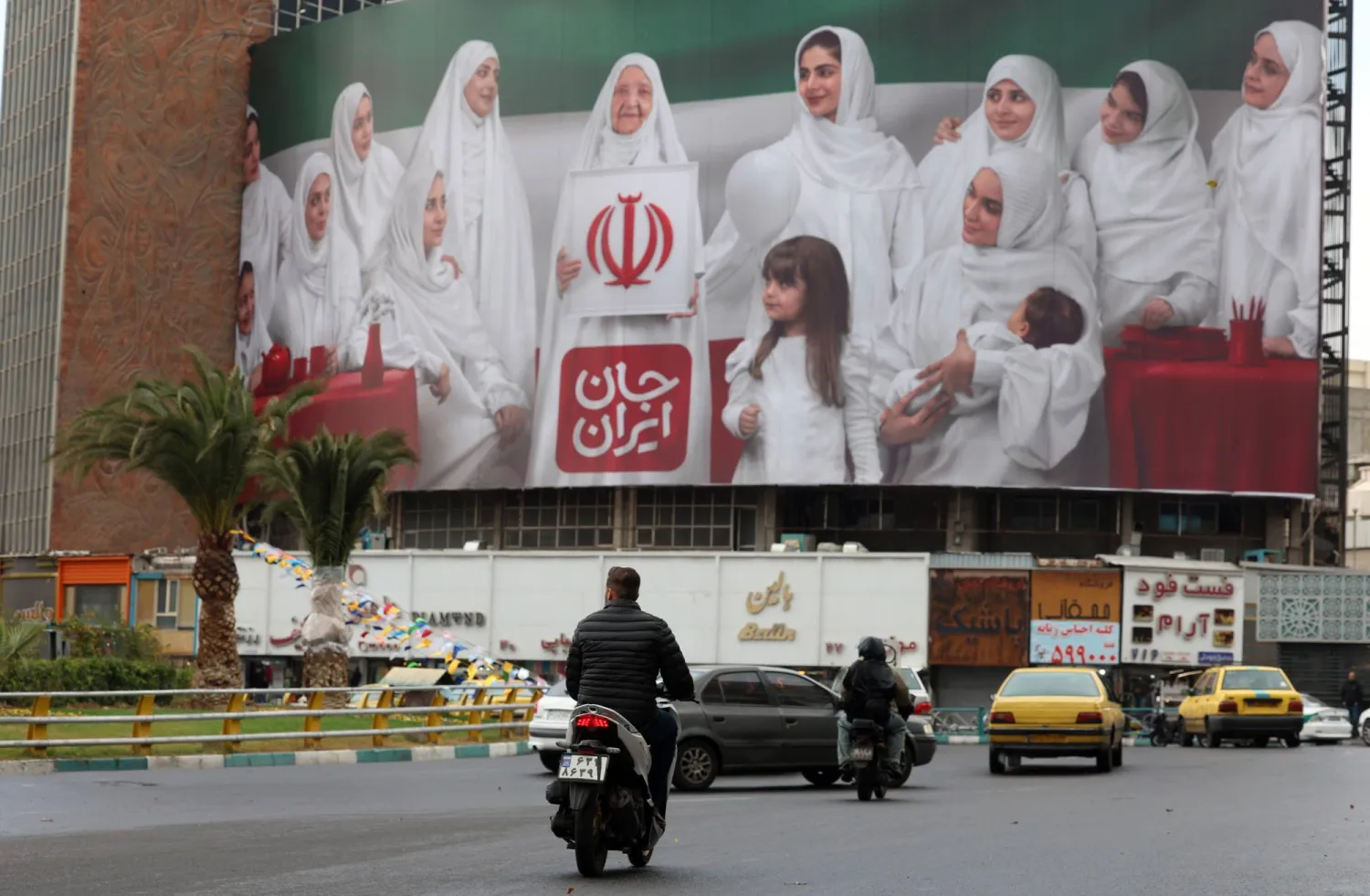 پرچم‌های ایران در مرکز تهران، چهارشنبه (آژانس عکس اروپا)