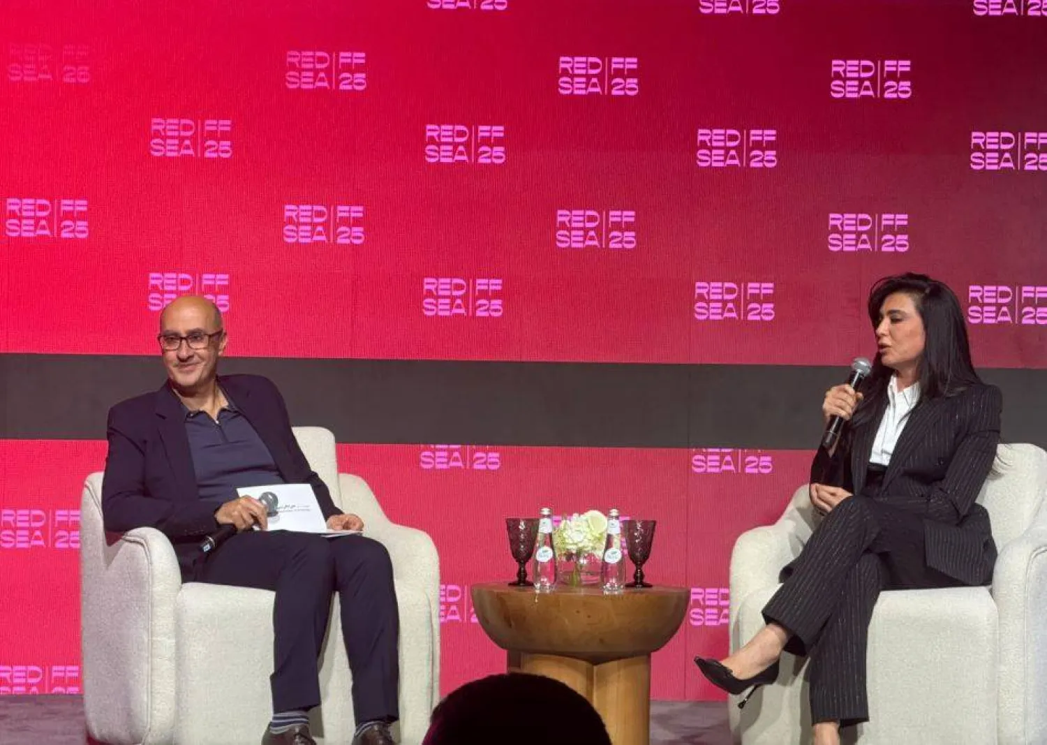 نادین لبکی درباره مسیر حرفه‌ای خود در جشنواره دریای سرخ سخن می‌گوید (اداره جشنواره)