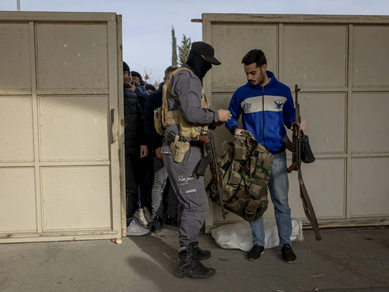 جانب من عملية تسليم جنود النظام السابق أسلحتهم لقوات الحكومة الجديدة في اللاذقية يوم 16 ديسمبر 2024 (نيويورك تايمز)