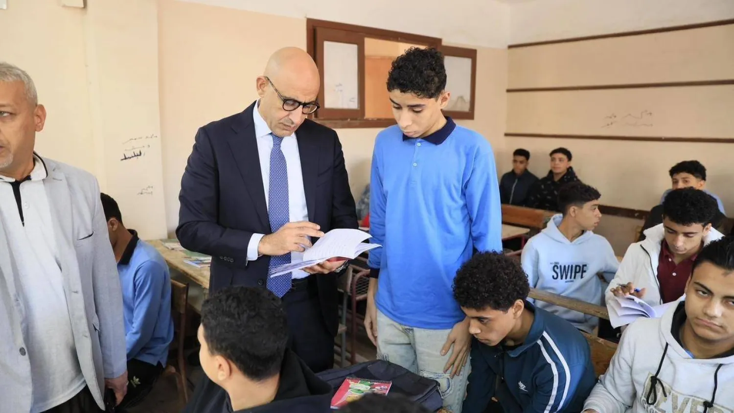 وزير التربية والتعليم المصري خلال زيارته لإحدى المدارس (وزارة التربية والتعليم - أرشيفية)