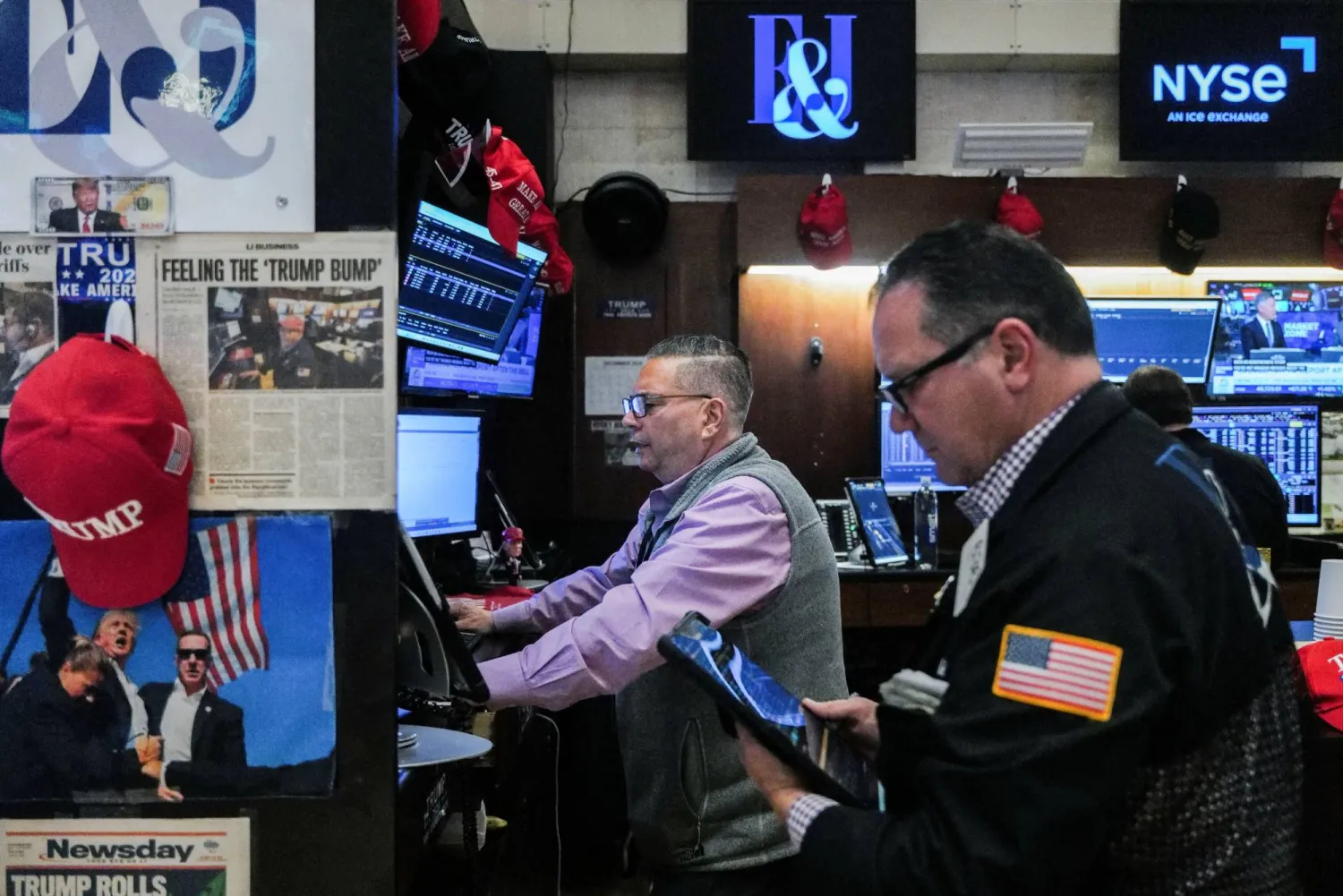 متداولون يعملون في بورصة نيويورك (رويترز)