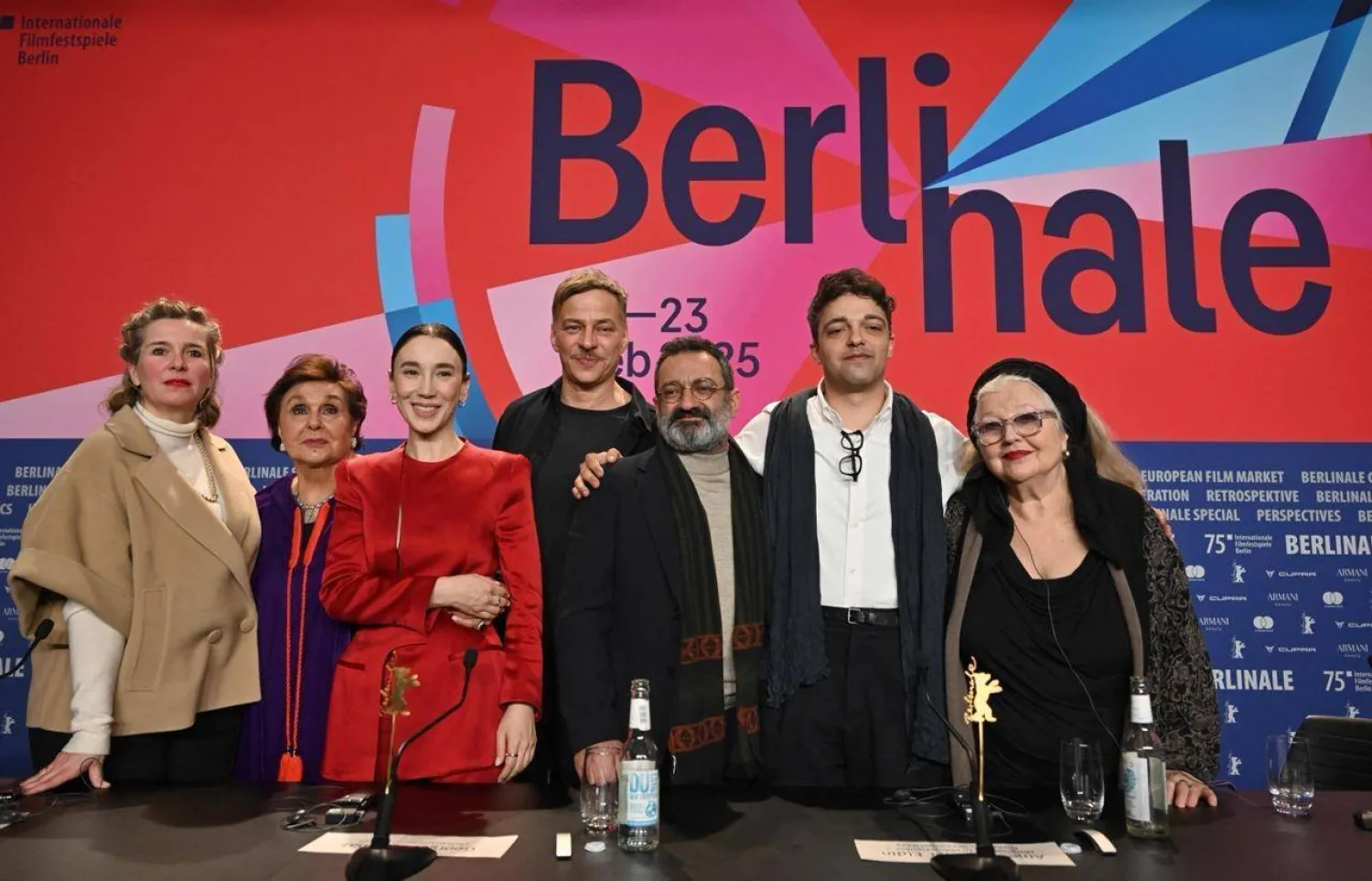 أمير مع صناع الفيلم خلال عرضه في برلين (الشركة المنتجة)