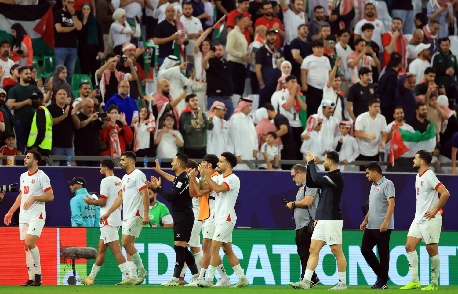 فرحة لاعبي الأردن بالفوز على العراق والتأهل لنصف نهائي كأس العرب (رويترز)