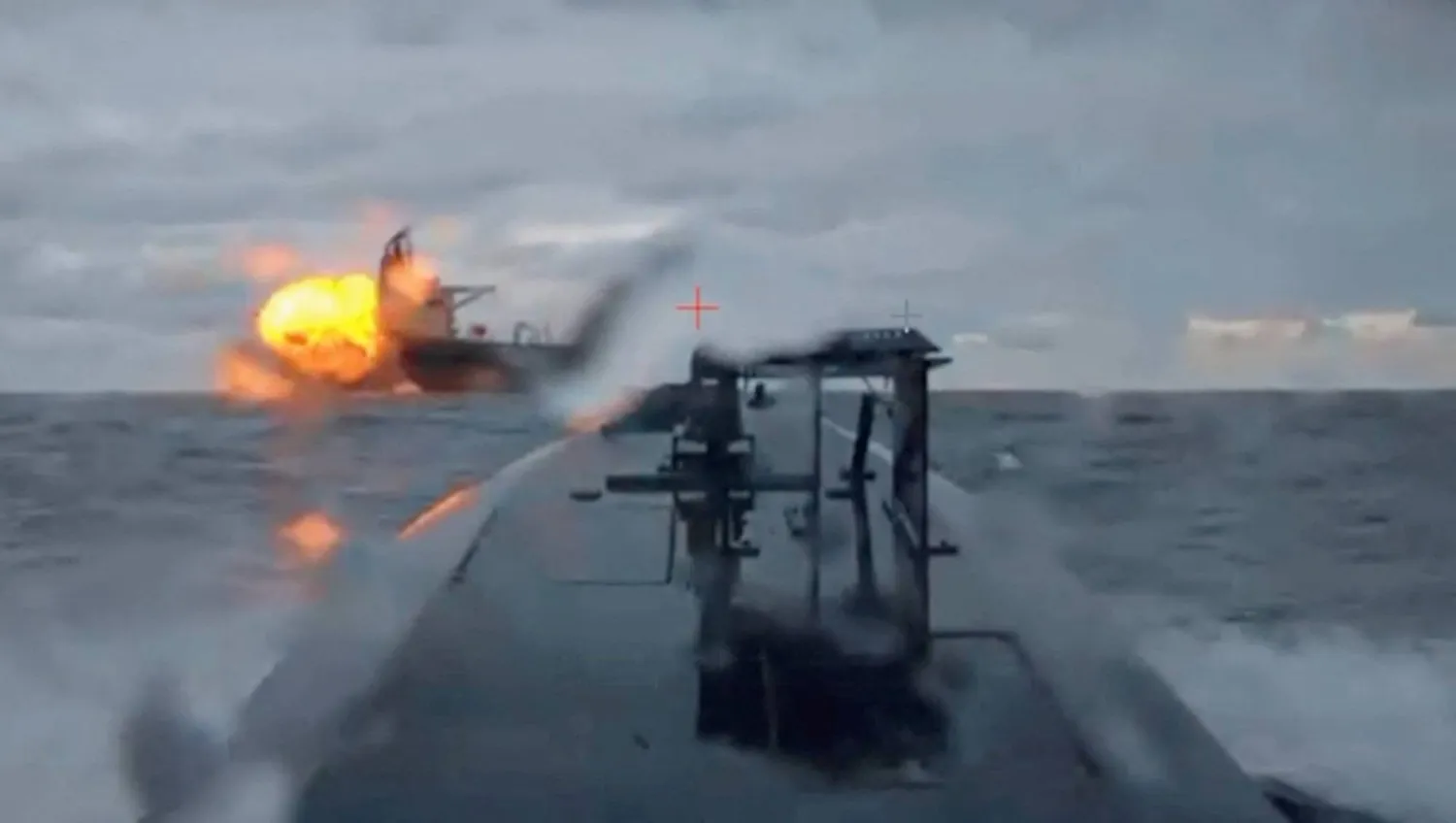 زورق مسيّر أوكراني يصور اشتعال النيران في ناقلة روسية تتبع «أسطول الظل» بالبحر الأسود 10 ديسمبر (رويترز)