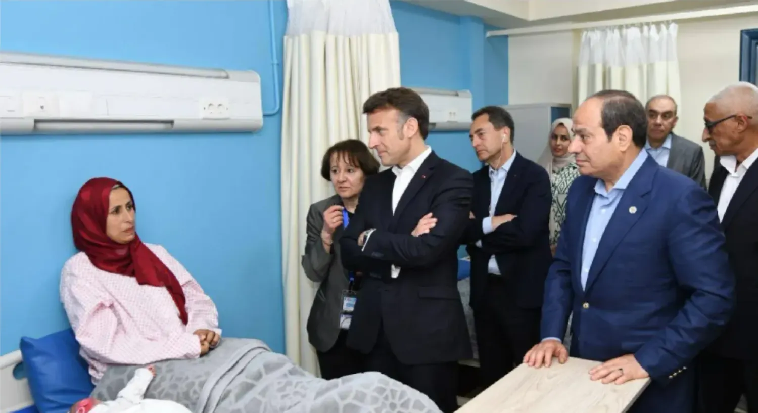 السيسي وماكرون خلال لقاء جرحى فلسطينيين في أبريل الماضي (الرئاسة المصرية)