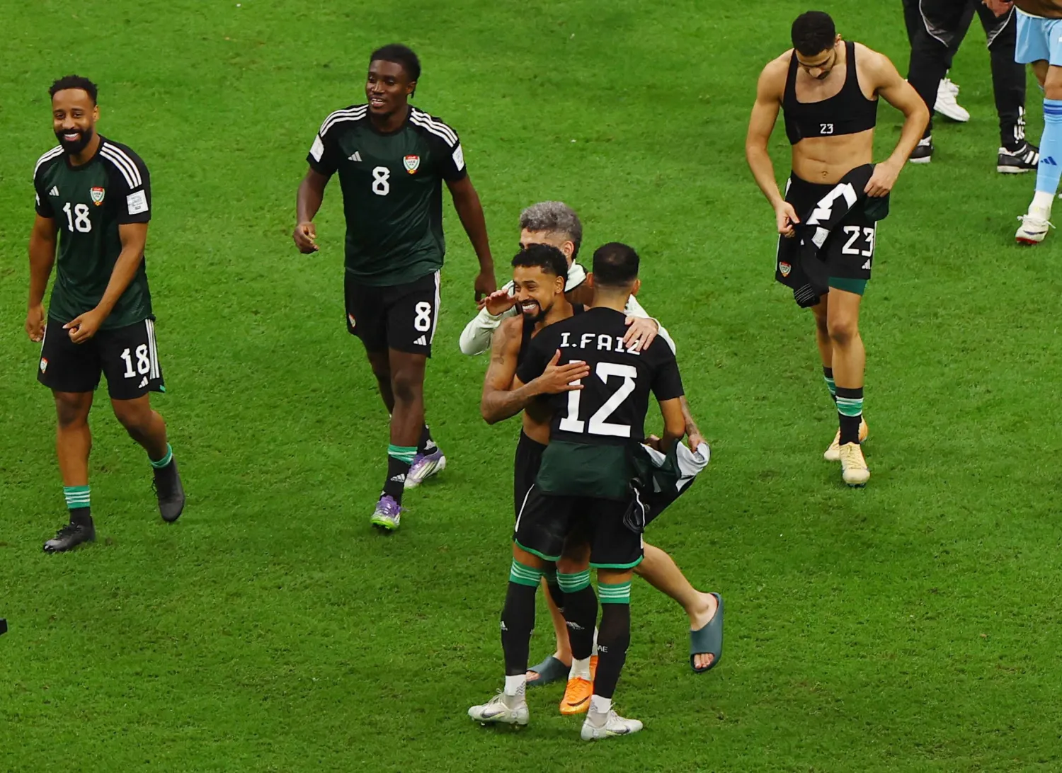 فرحة لاعبي الإمارات بالتأهل لنصف النهائي (رويترز)