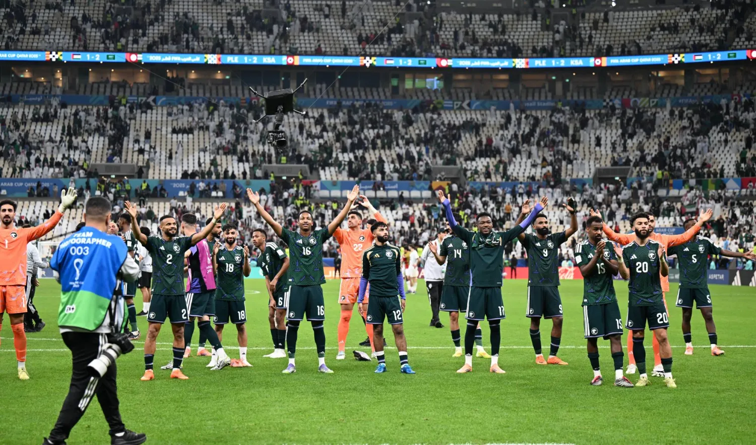 لاعبو المنتخب السعودي حيوا الجماهير عقب الفوز (سعد العنزي)