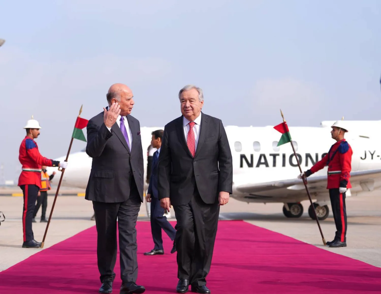 الأمين العام للأمم المتحدة أنطونيو غوتيريش يصل إلى بغداد... ووزير الخارجية العراقي فؤاد حسين في مقدمة مستقبليه (مكتب رئيس وزراء العراق)