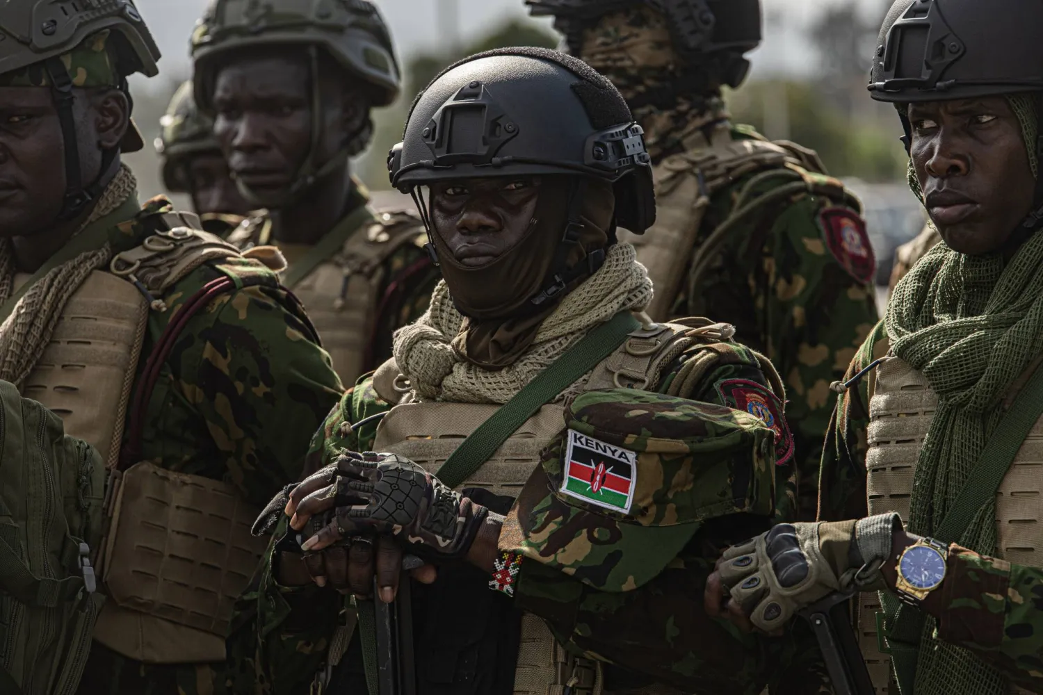 ضباط شرطة من كينيا يصلون لمطار بورت أو برنس في هايتي قبل انتشارهم (إ.ب.أ)