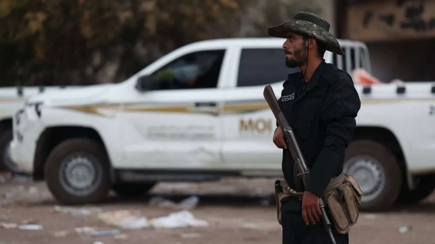 أحد عناصر الأمن العام يقف في نقطة أمنية خارج السويداء (الداخلية السورية) 