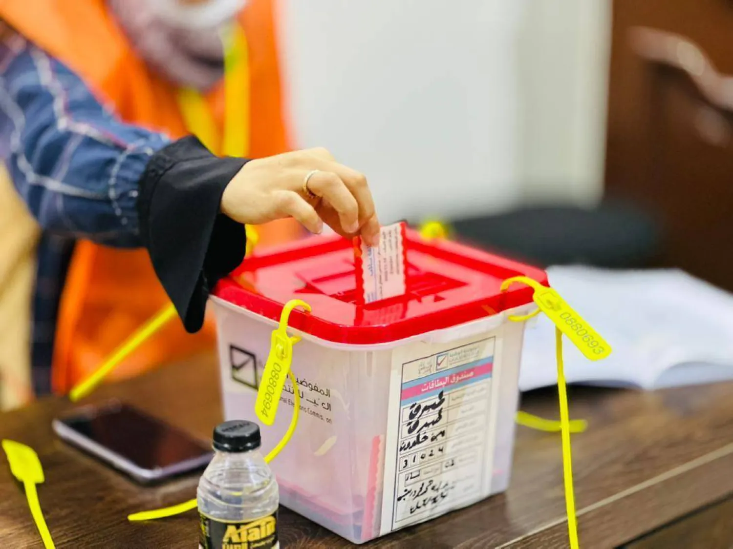  ليبية تدلي بصوتها في صندوق اقتراع بالانتخابات البلدية بشرق البلاد (المفوضية)