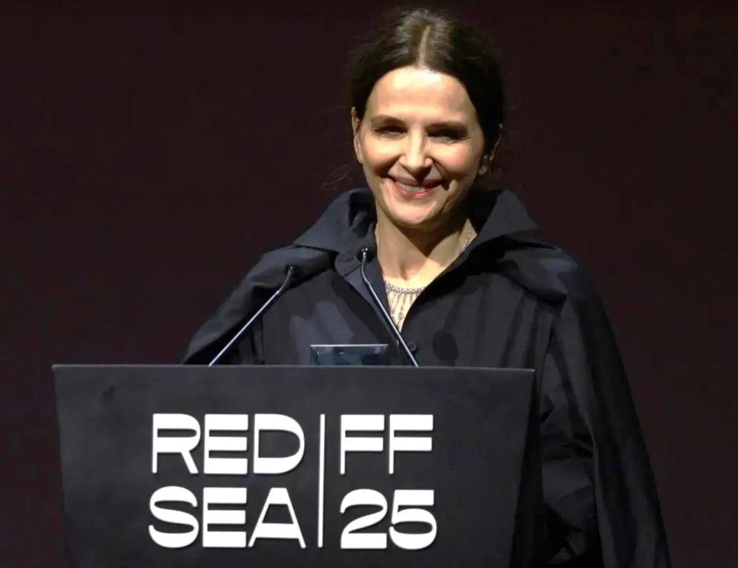 يرصد الفيلم الذي يأتي من إخراج جولييت بينوش قصة تعاون فني يجمع بين ممثلة مرموقة وراقص شهير (الشرق الأوسط)