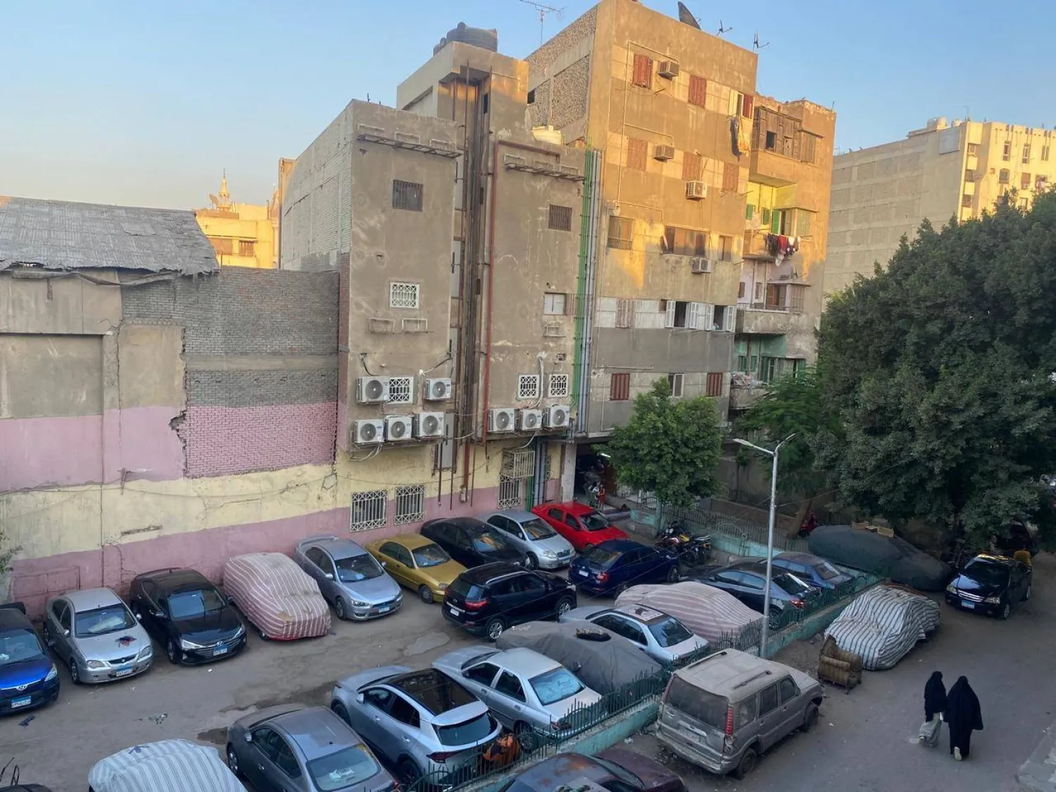 بنايات في منطقة الدرّاسة بالقاهرة وتضم عديداً من الوحدات بنظام «الإيجار القديم» (الشرق الأوسط)