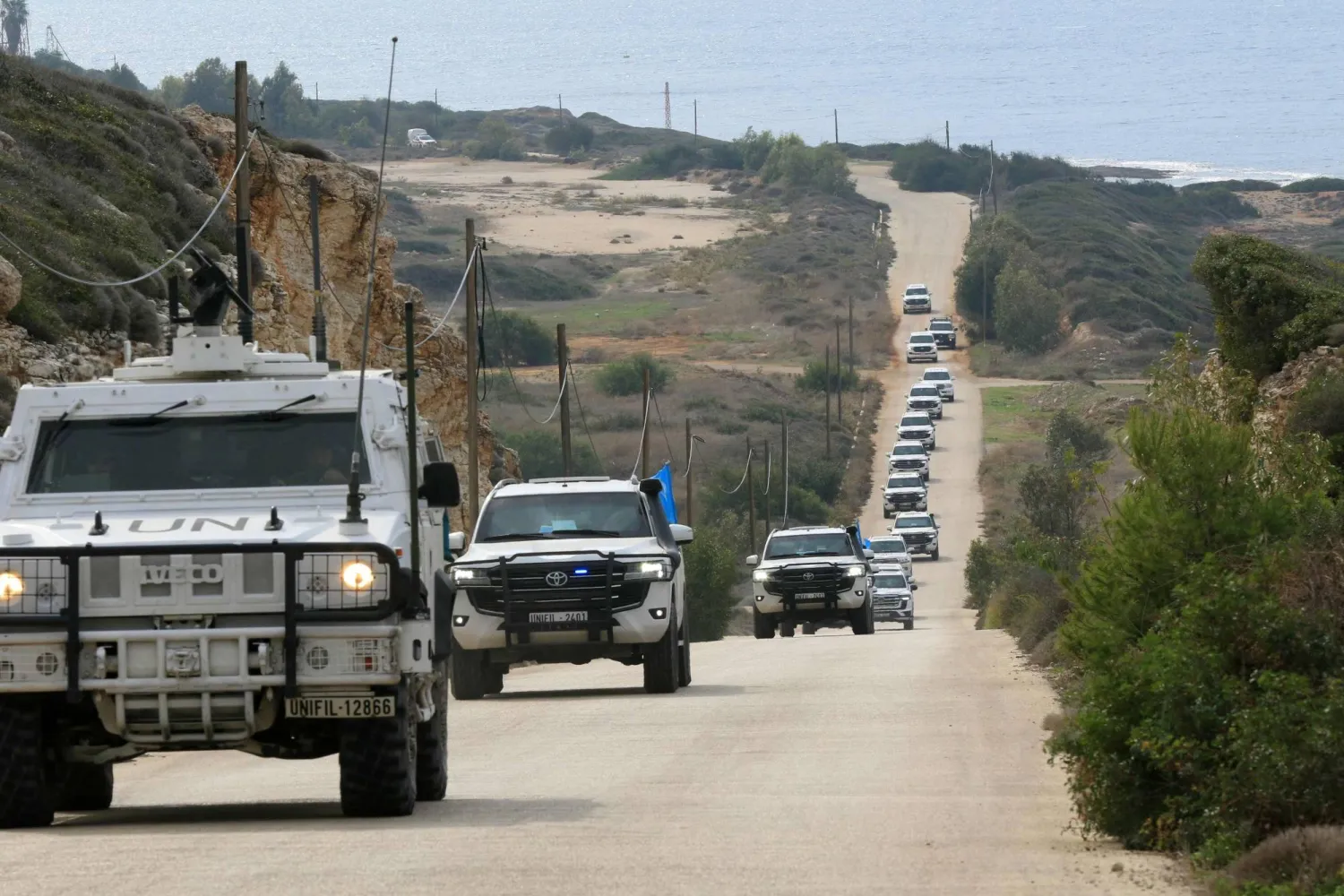آليات لقوات «اليونيفيل» خلال دورية على طريق الناقورة بجنوب لبنان (أ.ف.ب)