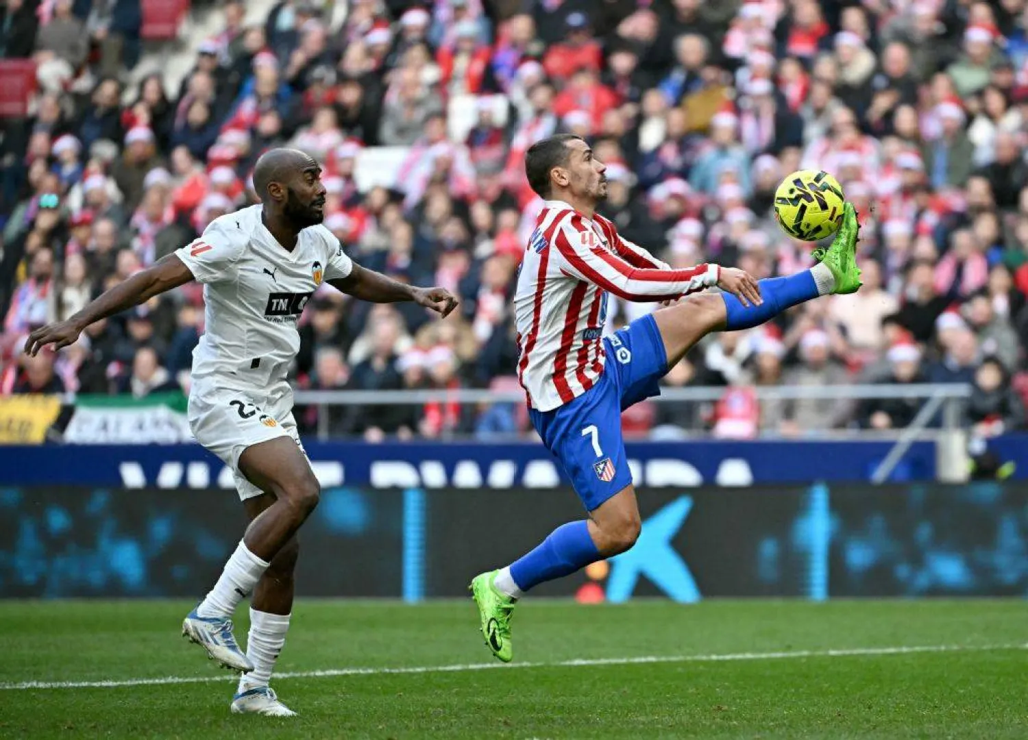 أنطوان غريزمان يروّض كرة هدف الفوز في مرمى فالنسيا (أ.ف.ب)