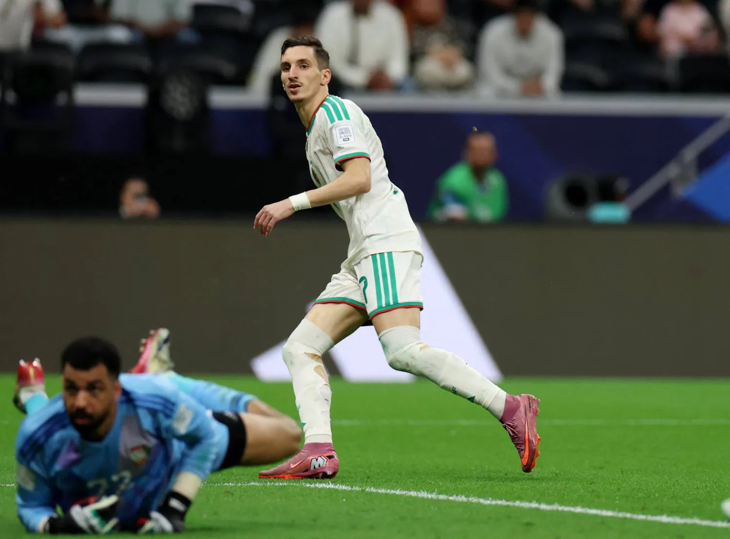 عادل بولبينة حضر في تشكيلة الجزائر للـ«كان» (رويترز)