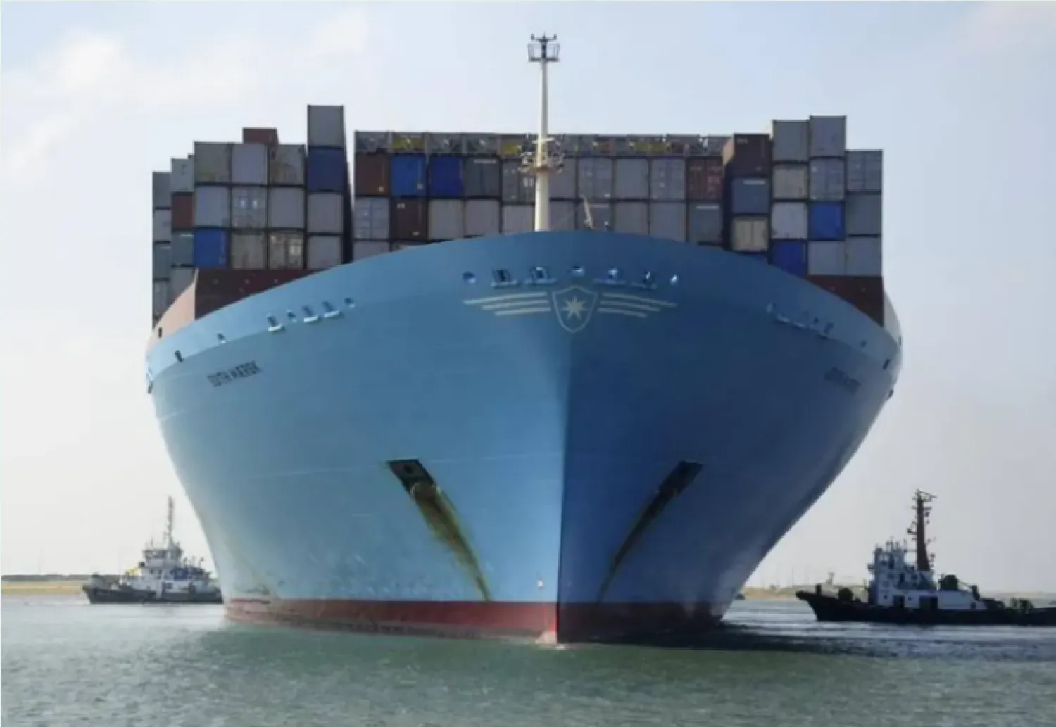 سفينة شحن خلال عبورها قناة السويس (هيئة قناة السويس)