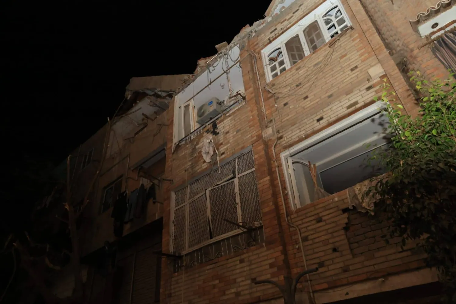 آثار انفجار الغاز على المنازل المحيطة بالمنزل المنهار في إمبابة (محافظة الجيزة)