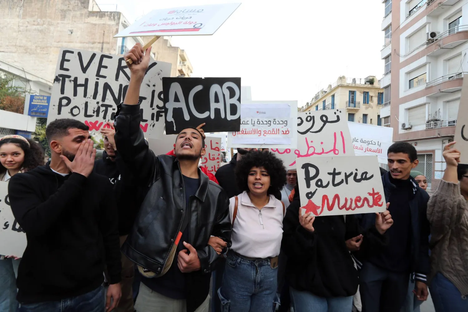 حشود غفيرة تشارك في المظاهرة التي نظمها اليوم السبت عدد من الحقوقيين للمطالبة بإطلاق سراح المعارضين (إ.ب.أ)