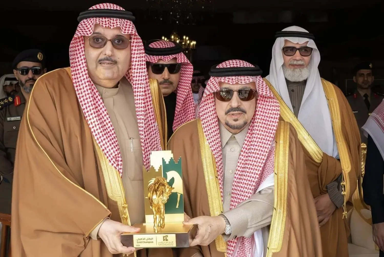 أمير منطقة الرياض خلال تتويجه الأمير عبد العزيز بن أحمد بن عبد العزيز نظير فوز اسطبل عذبة بجوائز (واس)