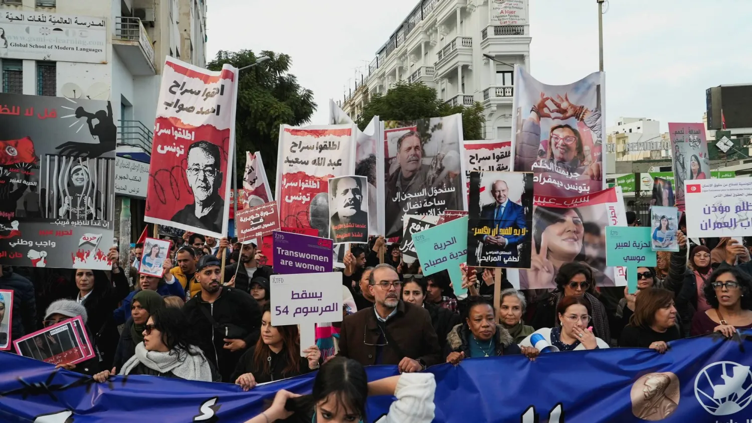 جانب من المظاهرة التي نظمها معارضون لسياسات الرئيس سعيّد وسط العاصمة (رويترز)