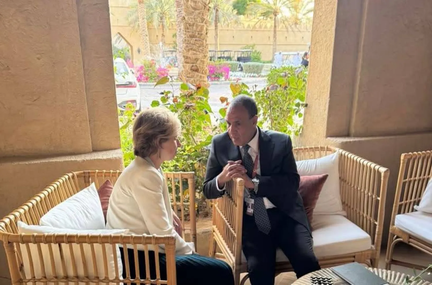 وزير الخارجية المصري خلال لقاء مستشارة الرئيس الفرنسي لشؤون الشرق الأوسط في الإمارات (الخارجية المصرية)