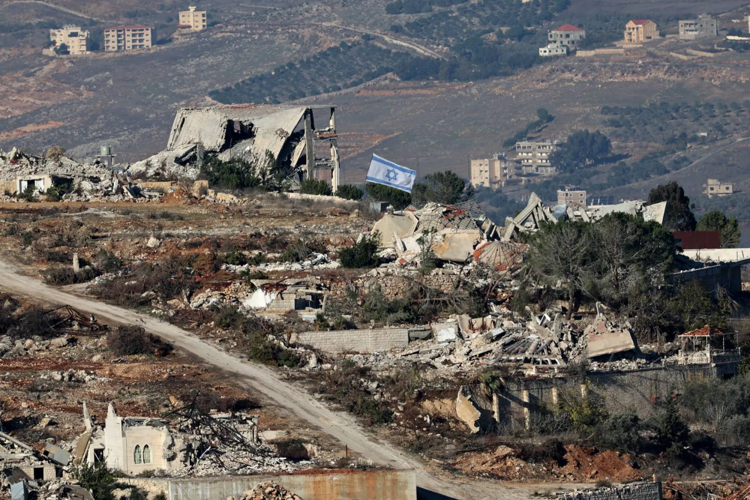 بلدة العديسة بجنوب لبنان كما تظهر من مستوطنة المطلة الإسرائيلية (إ.ب.أ)