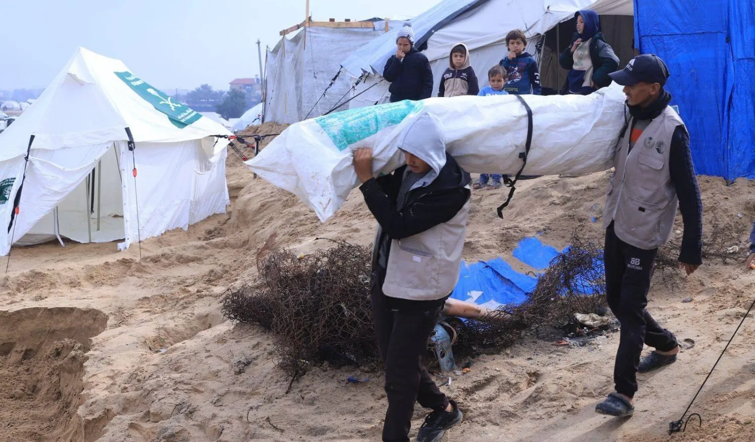 نفّذ «مركز الملك سلمان للإغاثة» تدخلات إغاثية ميدانية عاجلة لصالح الأسر النازحة في مخيمات جنوب قطاع غزة (واس)