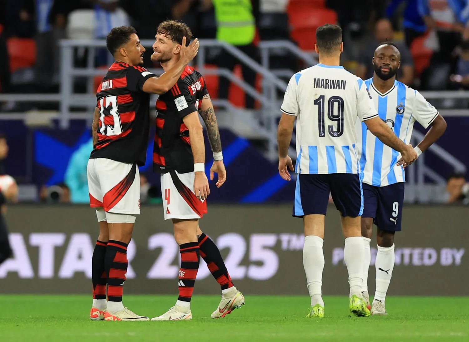 فرحة لاعبي فلامنغو وحسرة لاعبي بيراميدز (رويترز)