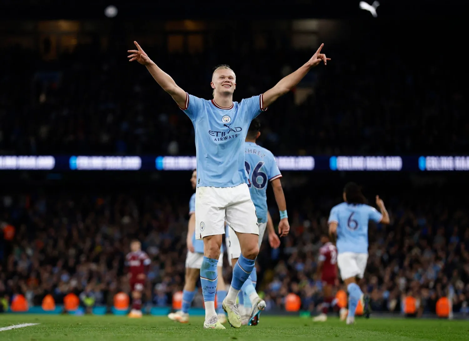 هالاند يحتفل كالعادة بعد إحرازه هدفاً للسيتي (رويترز)