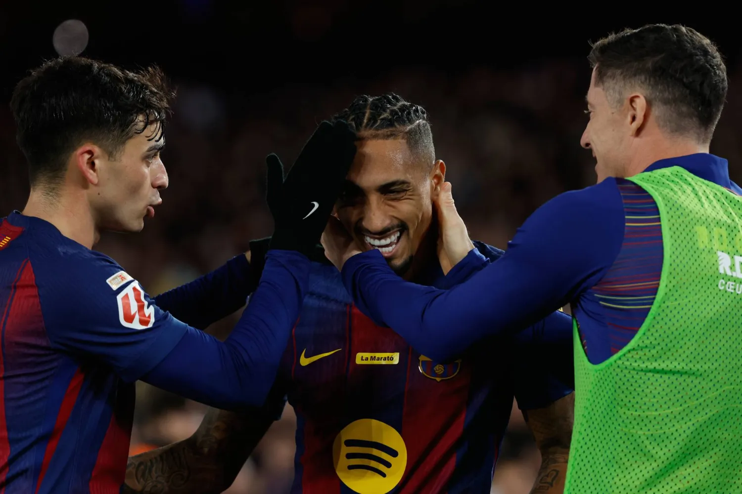 البرازيلي رافينيا يتلقى تهنئة زكلائه بثنائيته في أوساسونا (أ.ب)