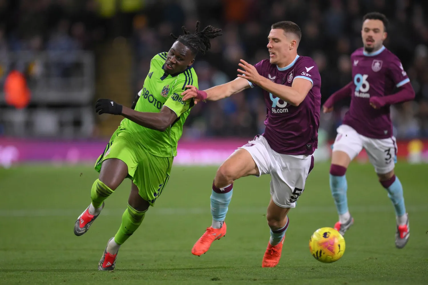 فولهام هزم بيرنلي في «البريميرليغ» (د.ب.أ)