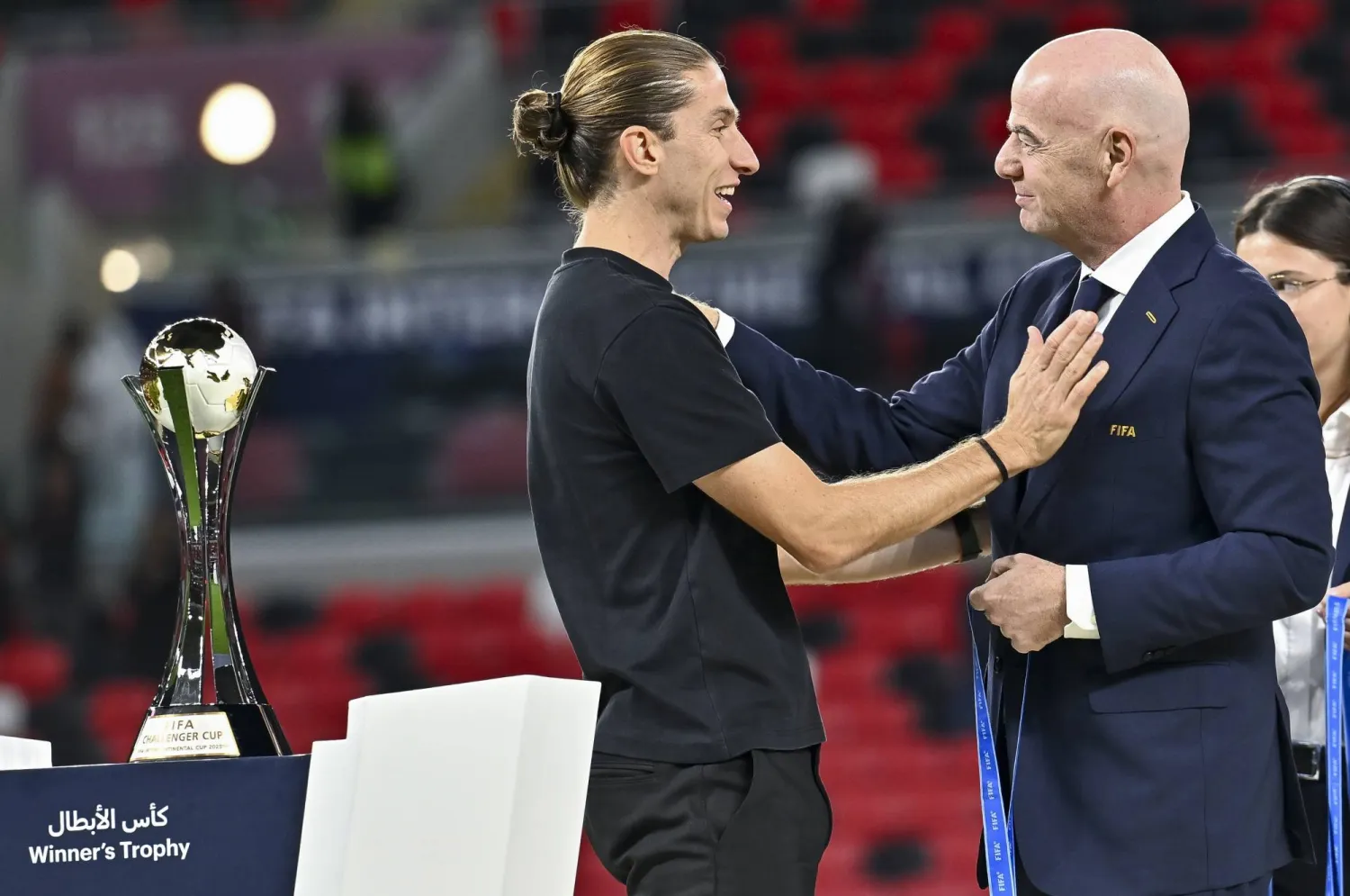 فيليبي لويس مدرب فلامنغو البرازيلي مع إنفانتينو رئيس «فيفا» (إ.ب.أ)