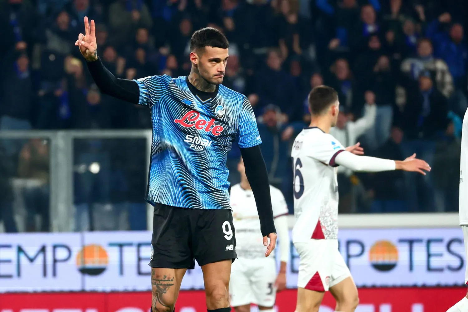 جيانلوكا سكاماكا يحتفل بثنائيته في مرمى كالياري (إ.ب.أ)