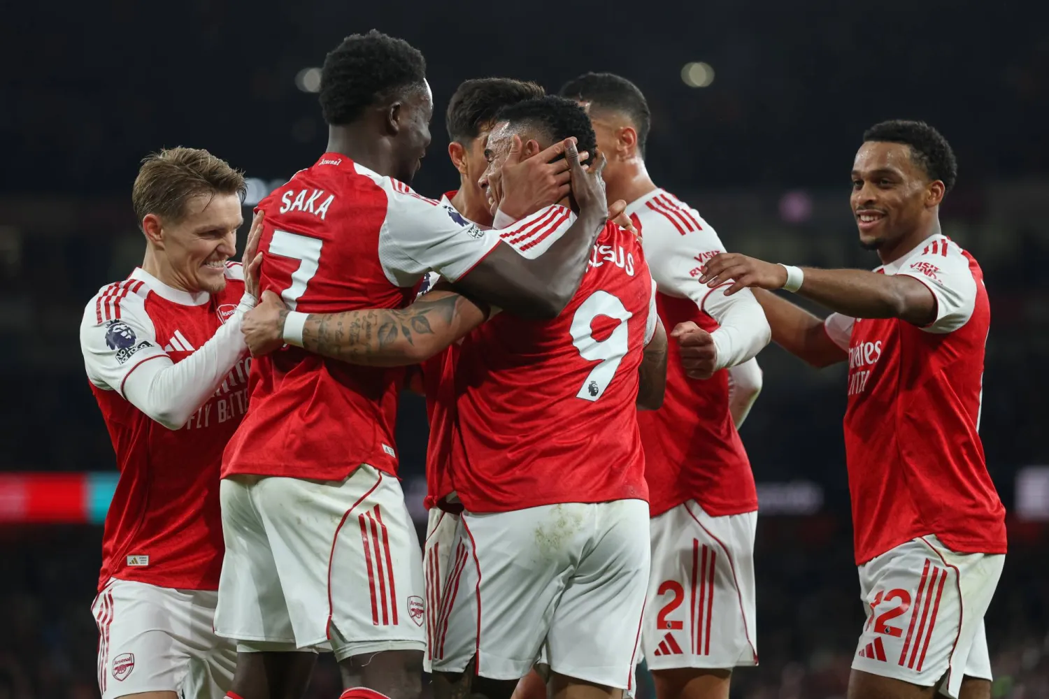 اجتفالية لاعبي آرسنال بالفوز القاتل على الوولفز (أ.ب)