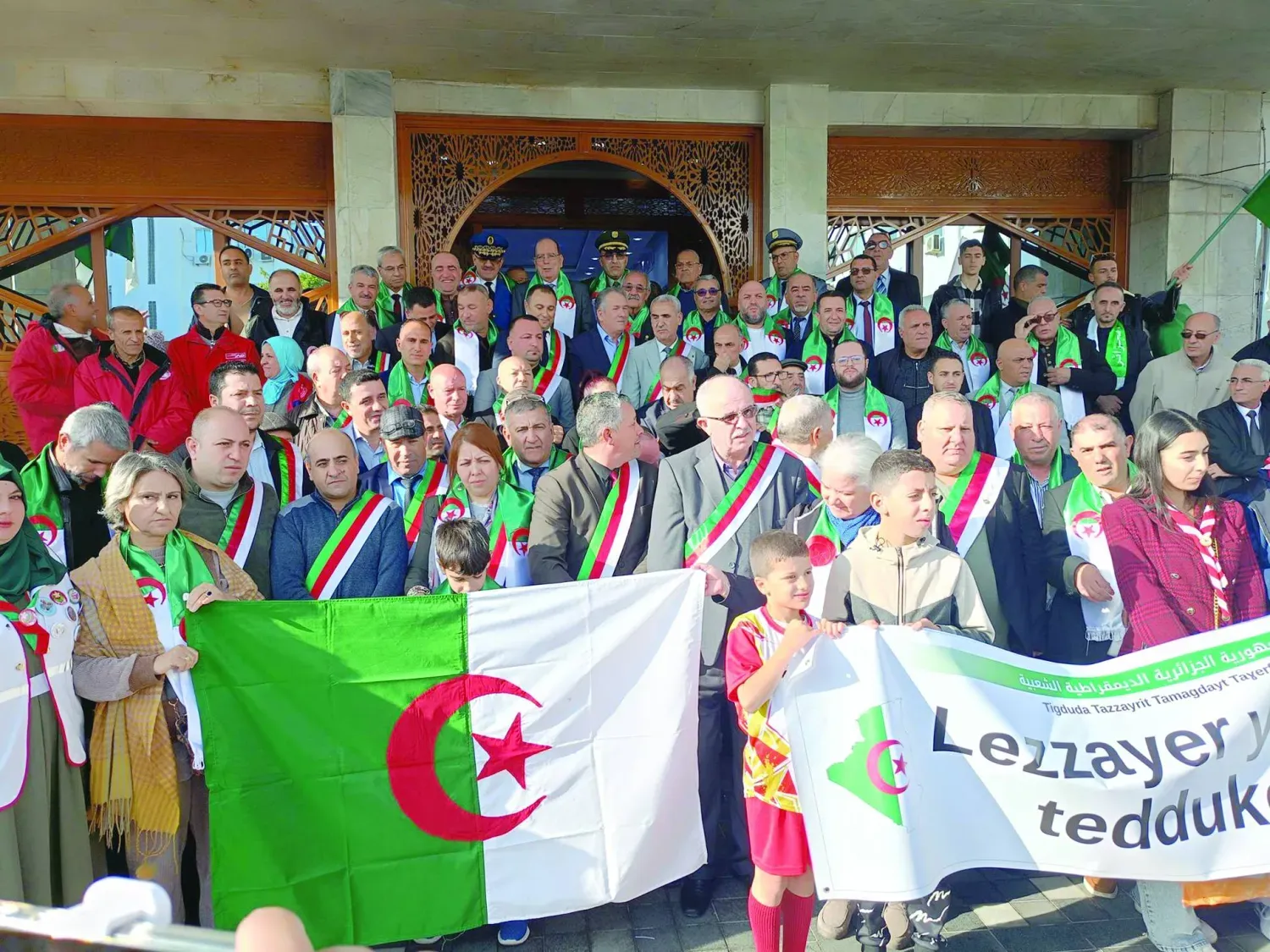 Bejaia'da ayrılıkçı projeye karşı düzenlenen miting sırasında aktivistler (Özel hesaplar)