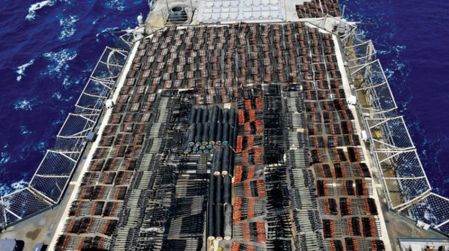 شحنة أسلحة اشتبهت واشنطن بأنها تابعة لإيران وضبطتها ببحر العرب في مايو 2021 (أ.ب)