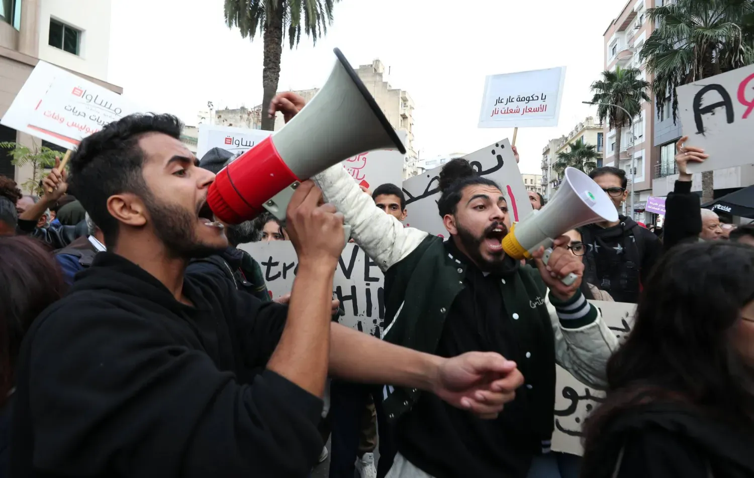 Başkent Tunus'ta Tunus Cumhurbaşkanı Kays Said'in politikalarına karşı düzenlenen protesto gösterisinden bir kare (EPA)