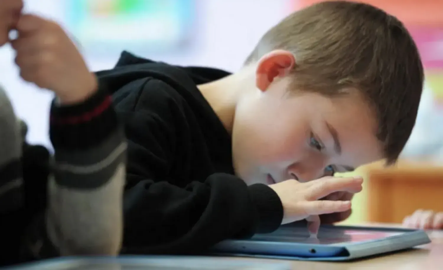 الفيديوهات القصيرة قد يكون لها تأثير سلبي كبير على أدمغة الأطفال (أ.ف.ب)