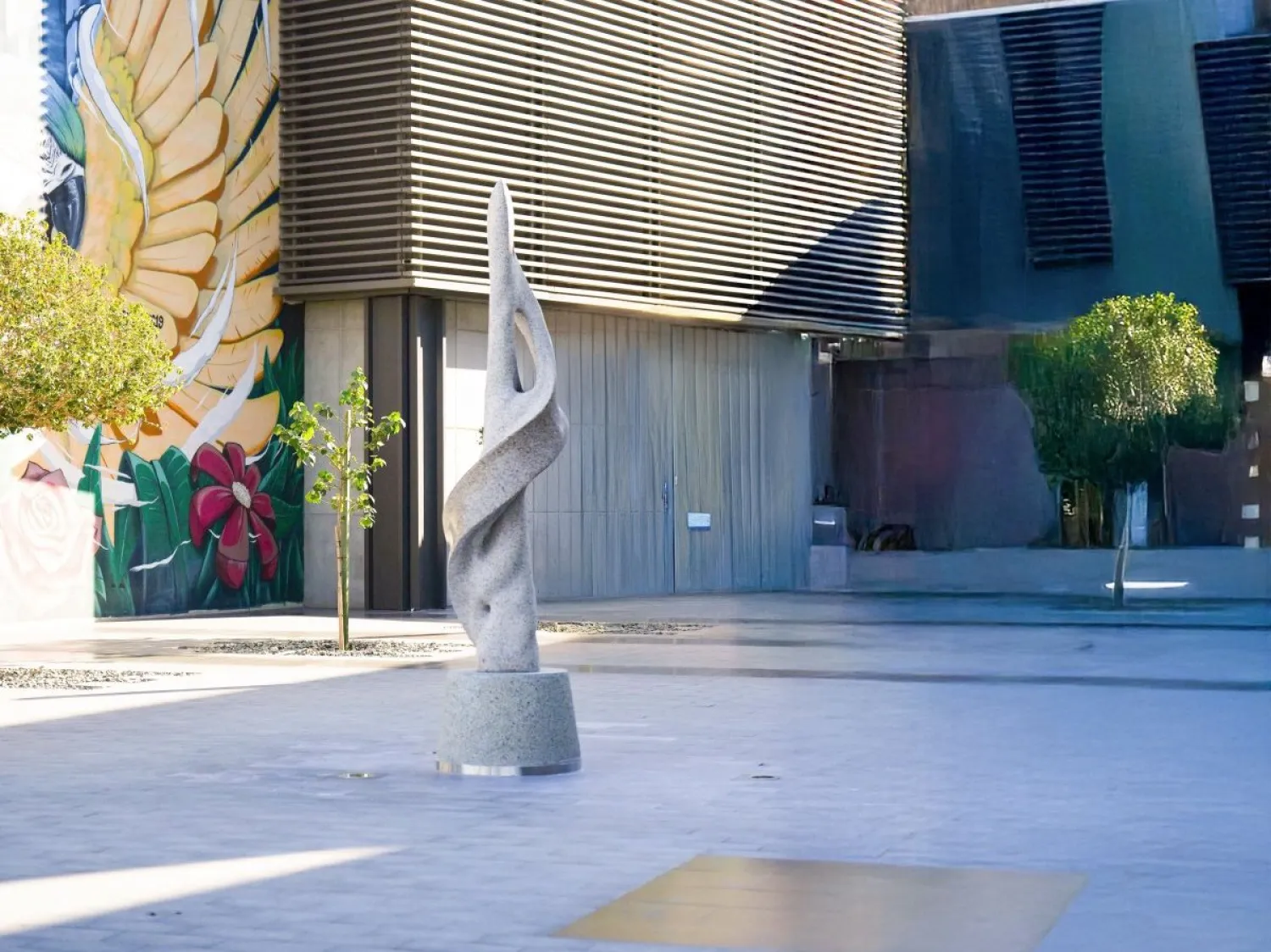 الفنان السعودي عصام جميل في عمله «رؤية متجددة» (الرياض آرت)