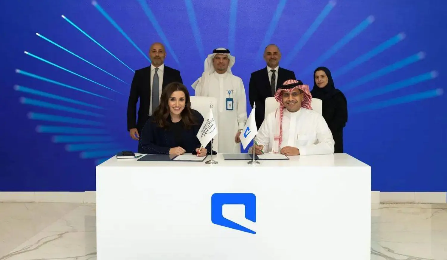 جانب من اتفاقية التعاون الاستراتيجي بين «موبايلي» والمنتدى الاقتصادي العالمي (الشرق الأوسط)