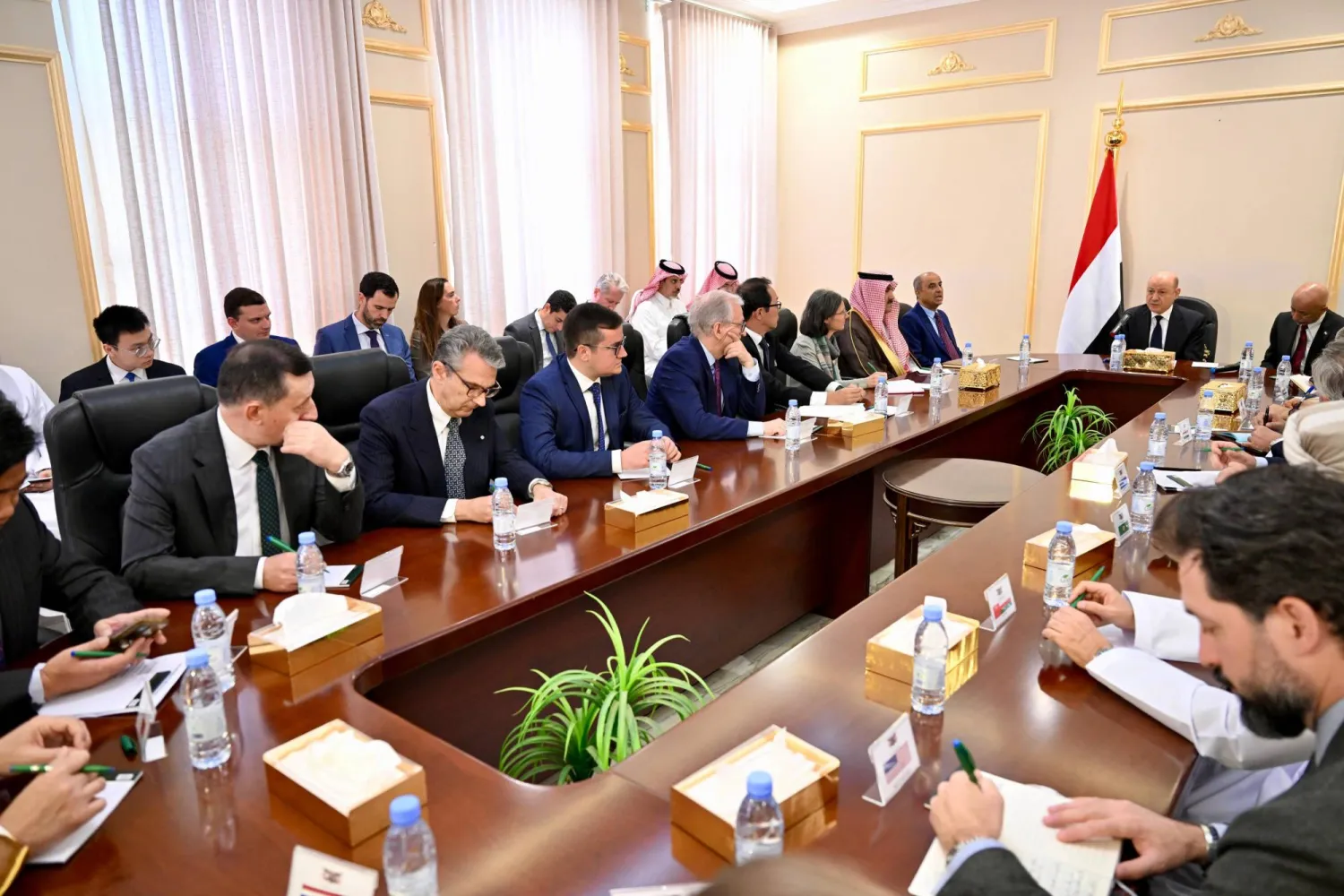 جانب من لقاء العليمي في الرياض مع سفراء الدول الراعية للعملية السياسية باليمن (سبأ)