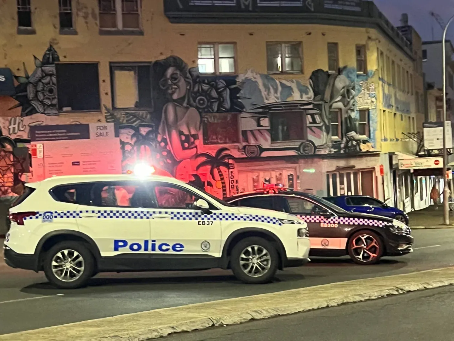 14 Aralık 2025'te Avustralya'nın Bondi plajındaki silahlı saldırı olay yerinde bir polis aracı duruyor (Reuters)