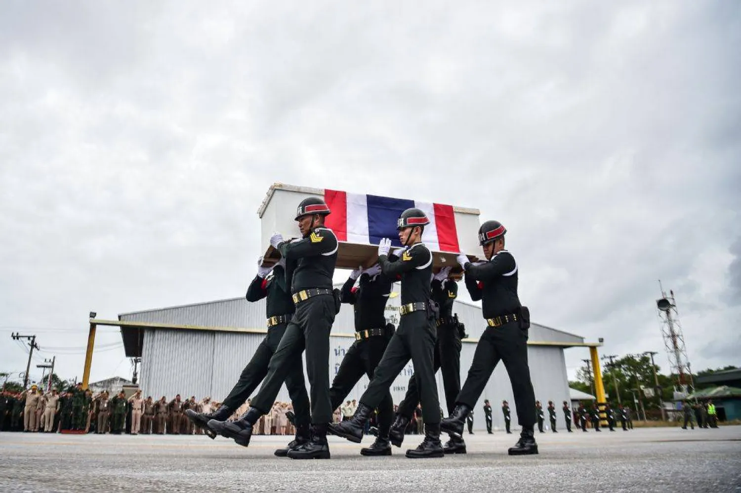 جنود يحملون نعش متطوع في القوات الخاصة قضى خلال اشتباكات على طول الحدود الكمبودية- التايلاندية في مقاطعة ناراثيوات جنوب تايلاند الأحد (أ.ف.ب)