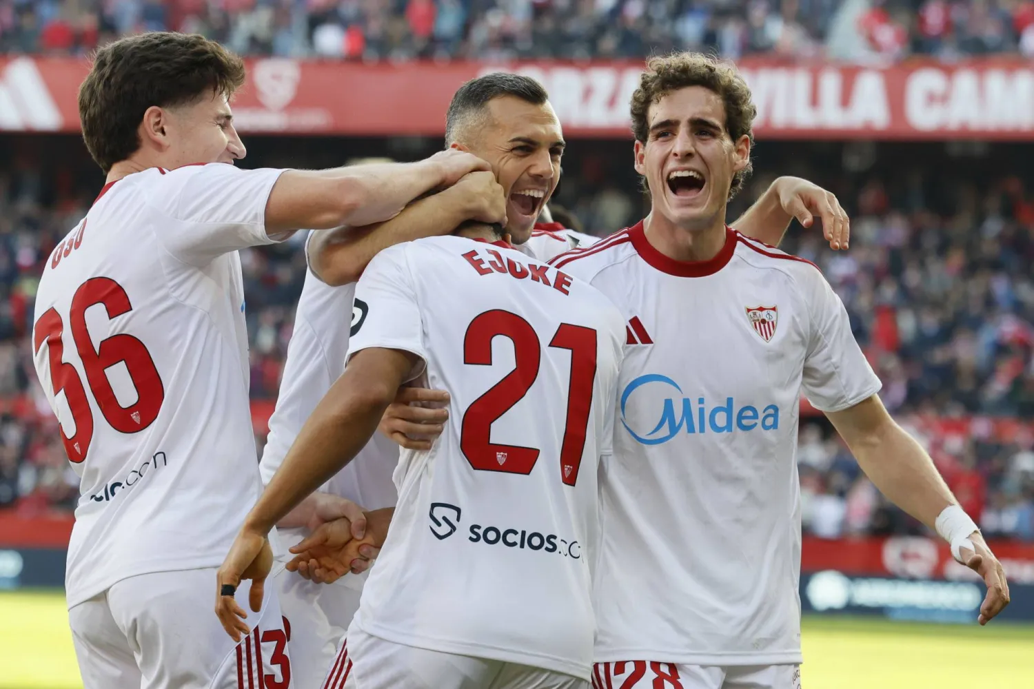 فرحة لاعبي إشبيلية بالفوز الكبير على أوفييدو (إ.ب.أ)