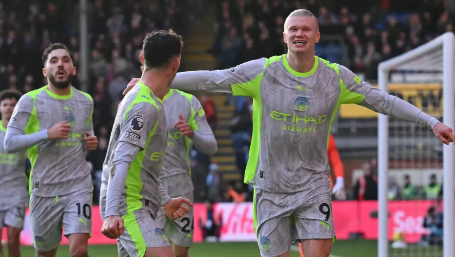 Manchester City striker Erling Haaland (R) celebrates scoring against Crystal Palace © Glyn KIRK / AFP
