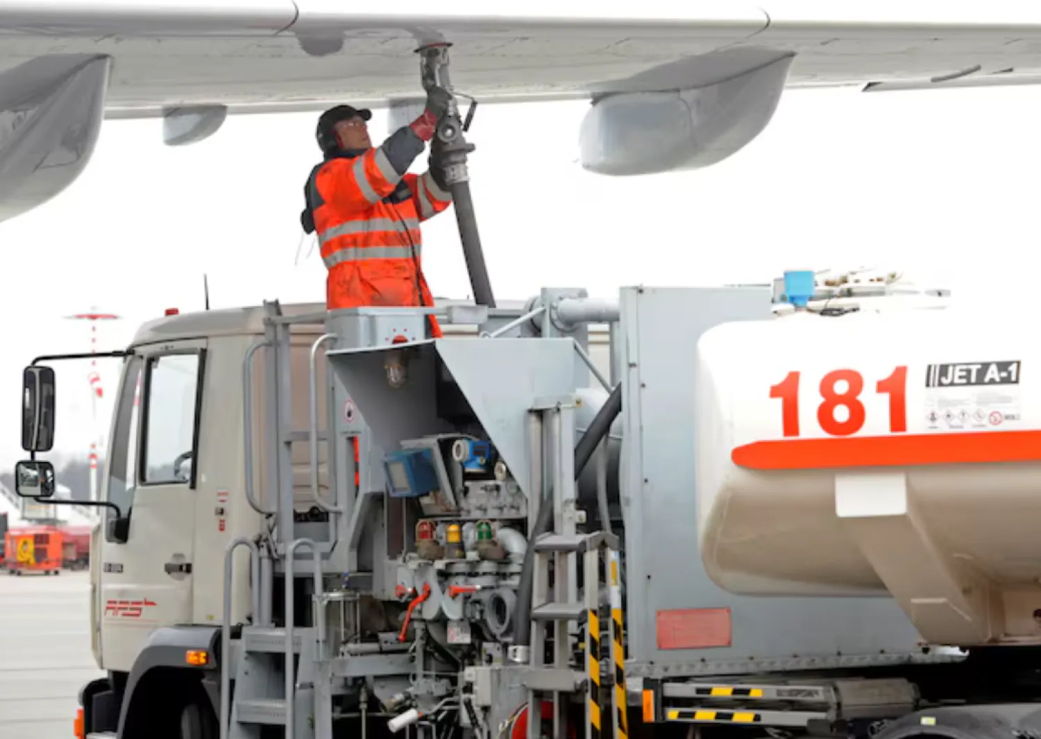 A worker fills an Airbus jet with aviation fuel at Fuhlsbuettel airport in Hamburg, March 14, 2012. REUTERS/Fabian Bimmer/File Photo 