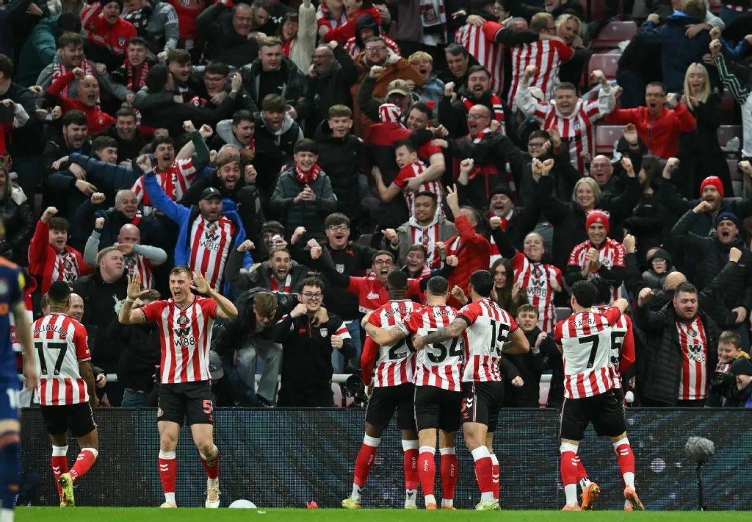 فرحة لاعبي سندرلاند بهدف فولتيماده العكسي في مرمى نيوكاسل (أ.ف.ب)