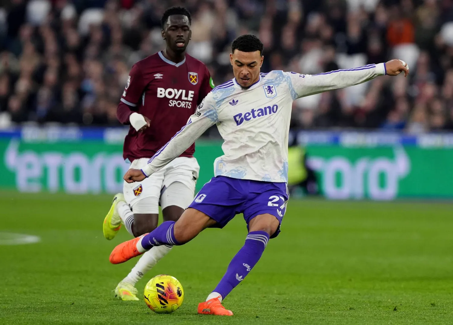 مورغان روجرز لحظة تسجيله الهدف الثالث لفيلا في مرمى وست هام (د.ب.أ)